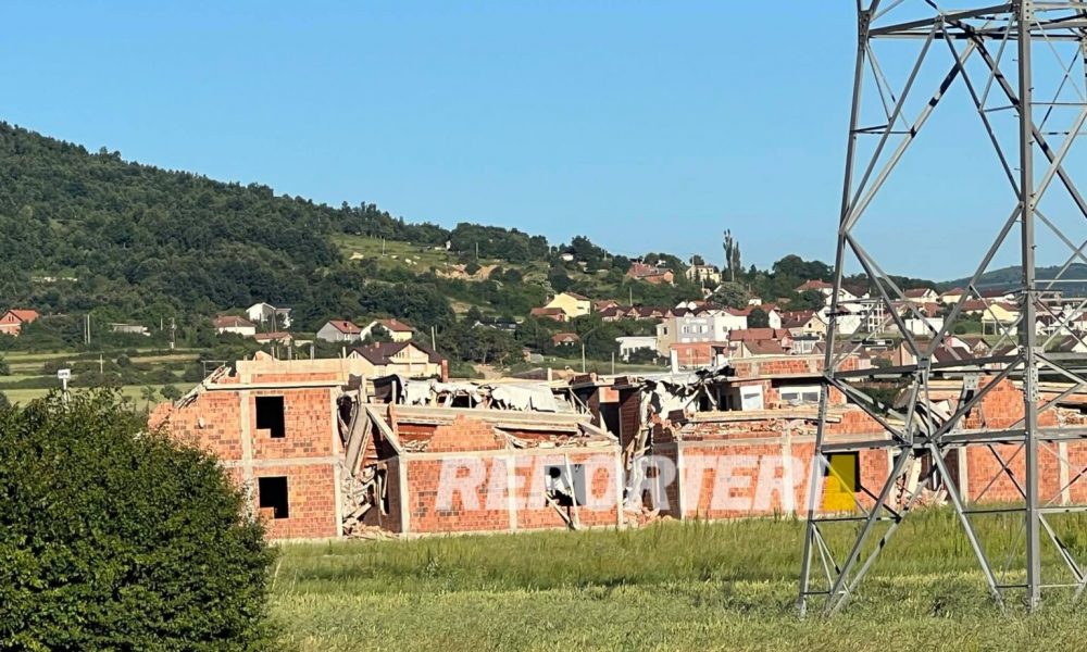 Komuna e Prishtinës rrënon 12 shtëpi të një kompleksi në Bardhosh të ...